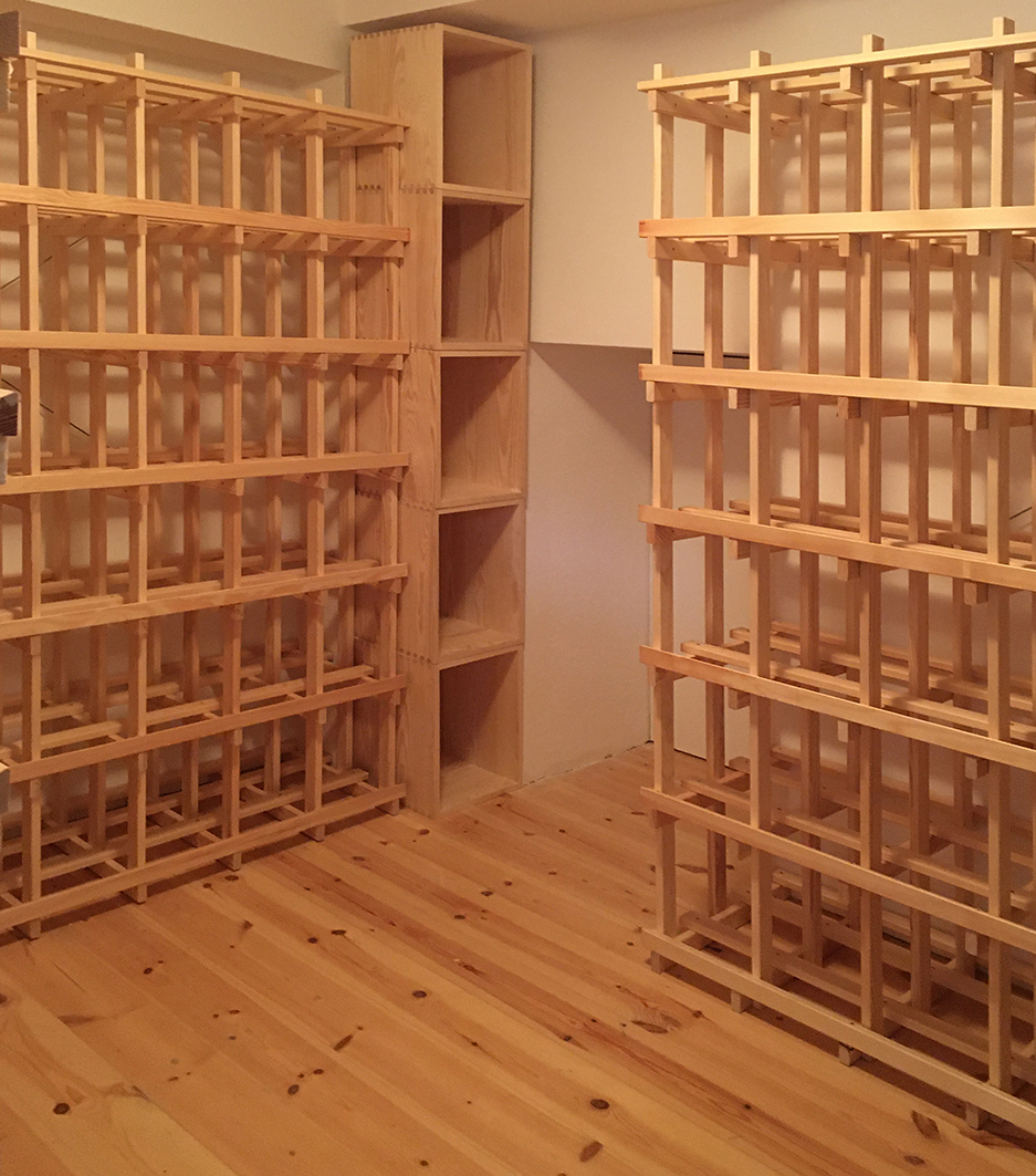 Weinkeller mit Weinregalen