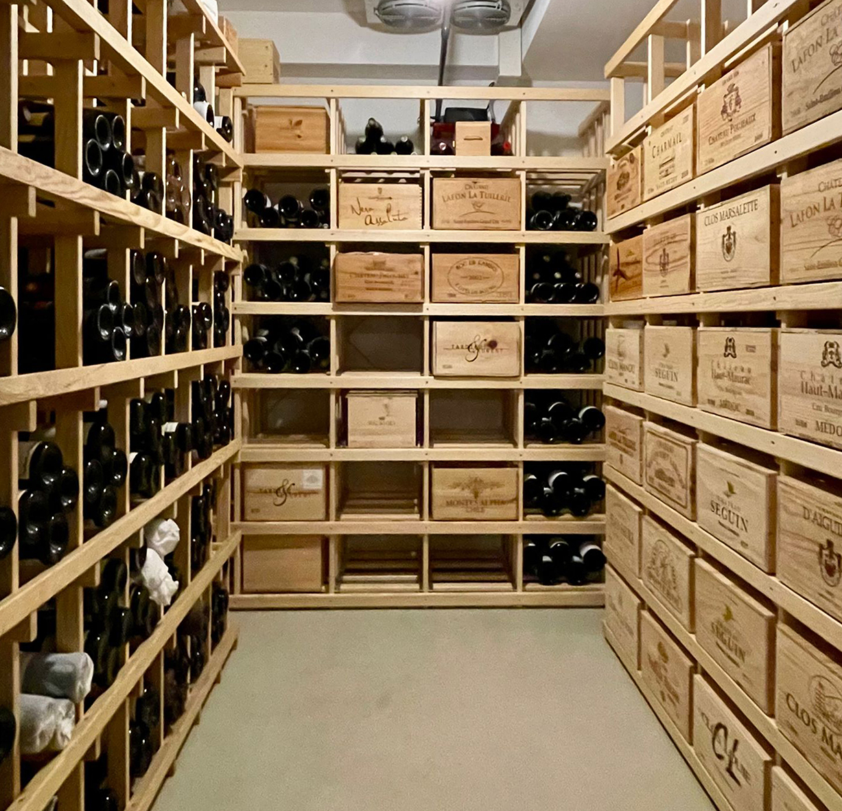 Weinregale kleiner Weinkeller privat